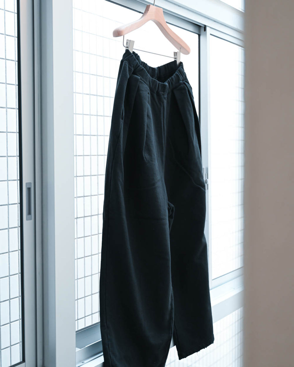 ANCELLM TUCK SWEAT PANTS BLACK 青白く 1