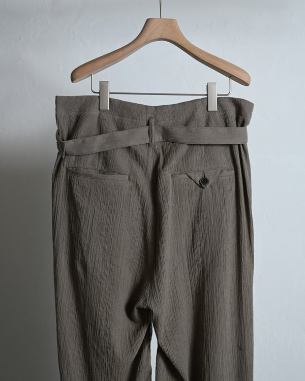 BELTED CREPE TUCK SLACKS, greige