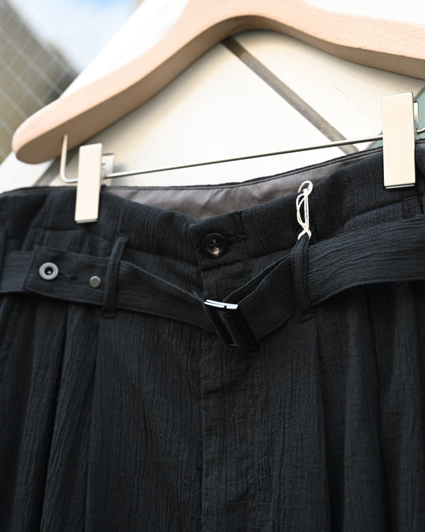 BELTED CREPE TUCK SLACKS, black