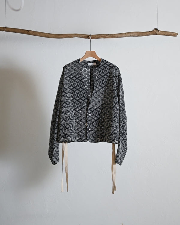 ROUND EMB COLLARLESS SHORT JACKET