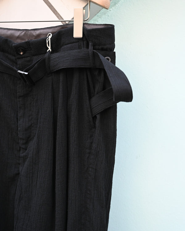 BELTED CREPE TUCK SLACKS, black