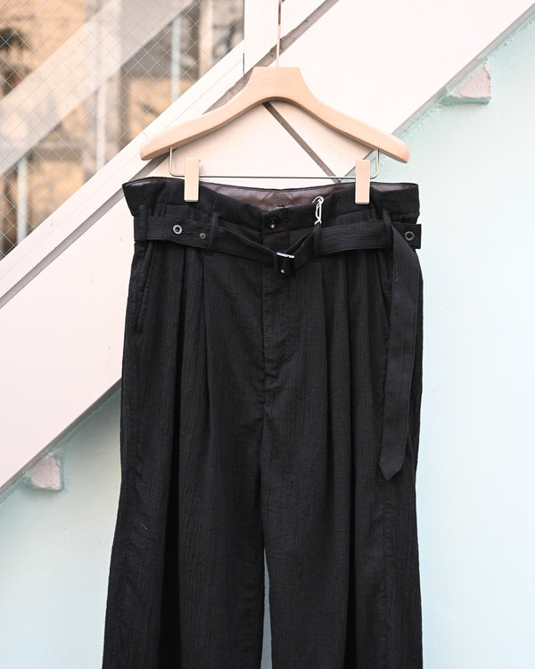 BELTED CREPE TUCK SLACKS, black