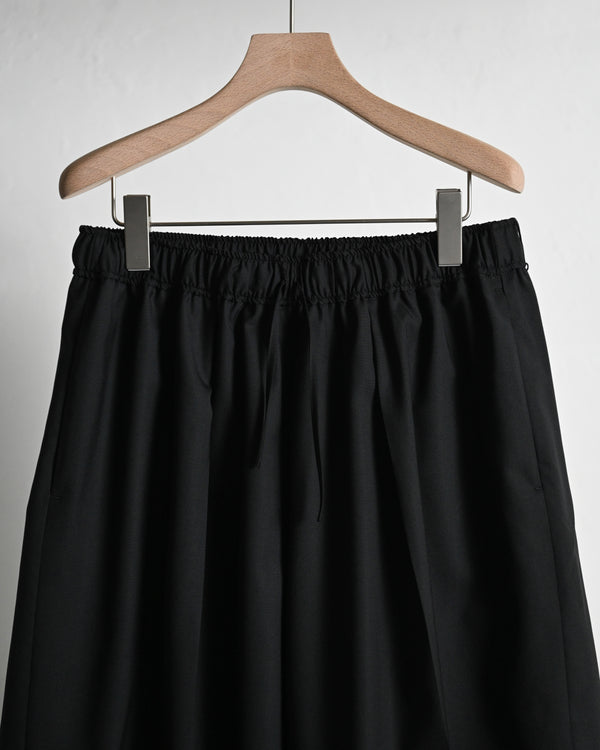 WOOL EXTRA WIDE SHORTS, black