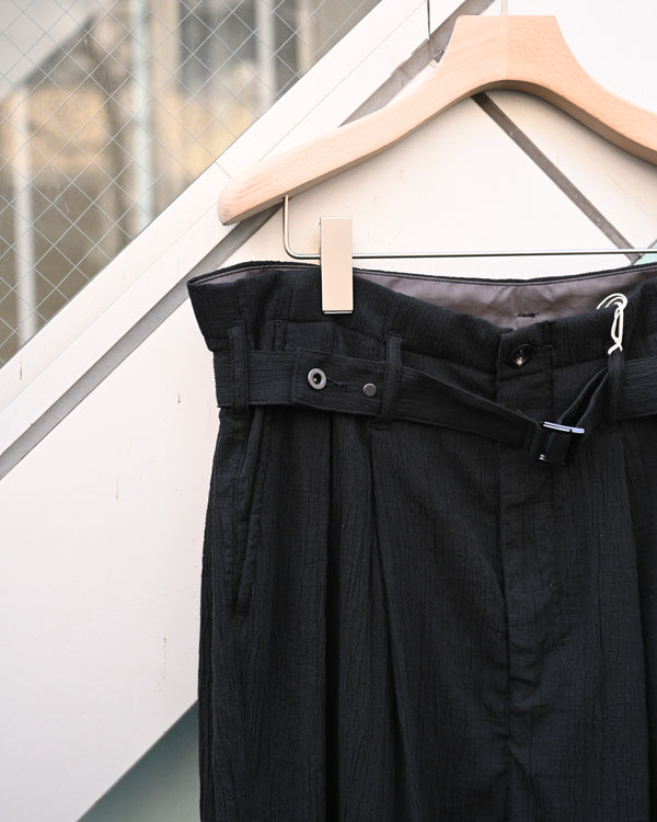 BELTED CREPE TUCK SLACKS, black