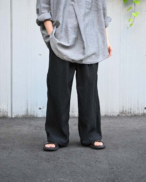 BELTED CREPE TUCK SLACKS, black
