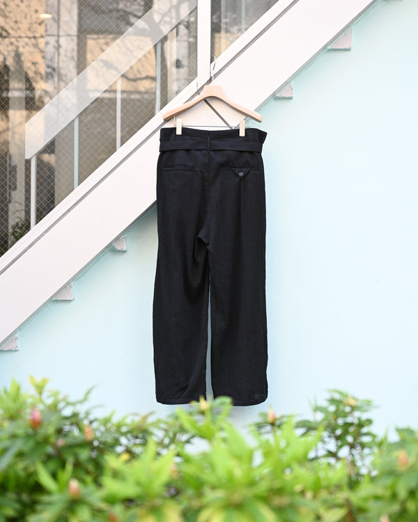 BELTED CREPE TUCK SLACKS, black