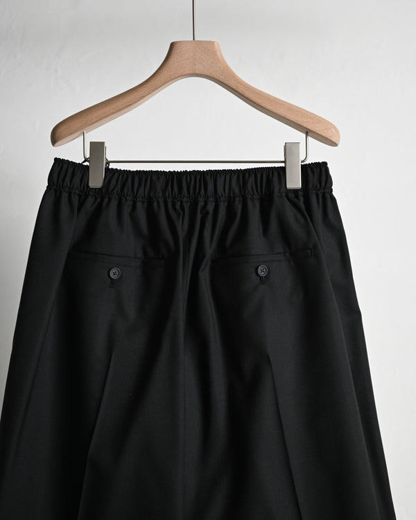 WOOL EXTRA WIDE SHORTS, black