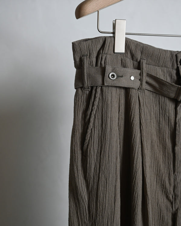 BELTED CREPE TUCK SLACKS, greige