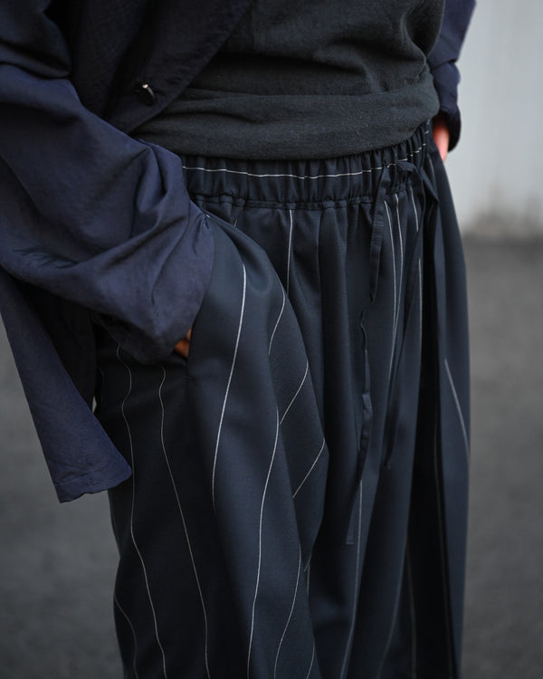 WOOL EXTRA WIDE SHORTS, navy stripe
