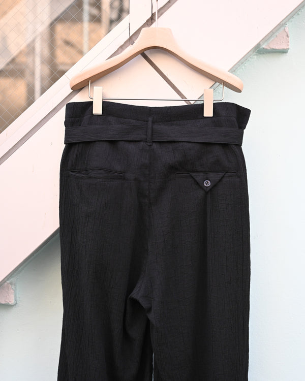 BELTED CREPE TUCK SLACKS, black