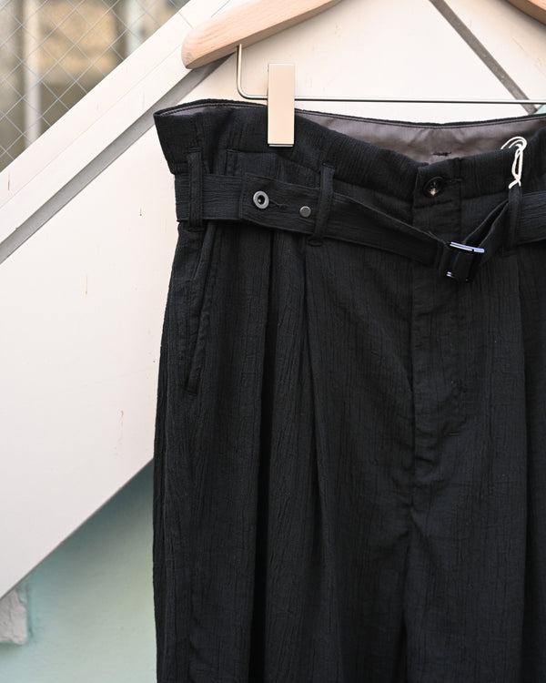 BELTED CREPE TUCK SLACKS, black