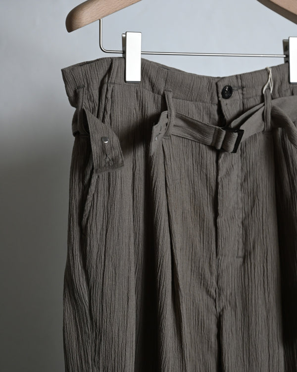 BELTED CREPE TUCK SLACKS, greige