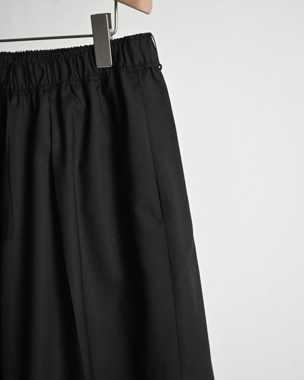 WOOL EXTRA WIDE SHORTS, black