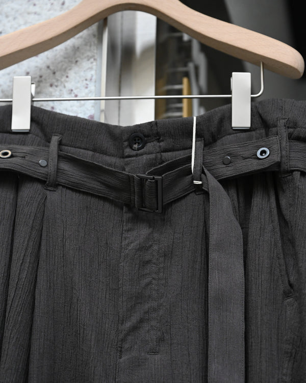 BELTED CREPE TUCK SLACKS, brown