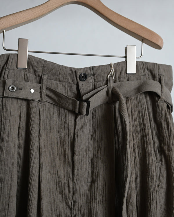 BELTED CREPE TUCK SLACKS, greige