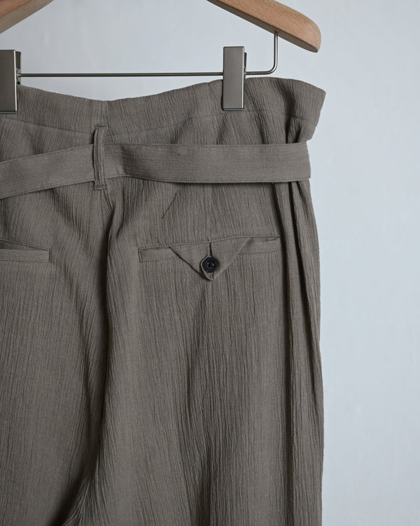 BELTED CREPE TUCK SLACKS, greige