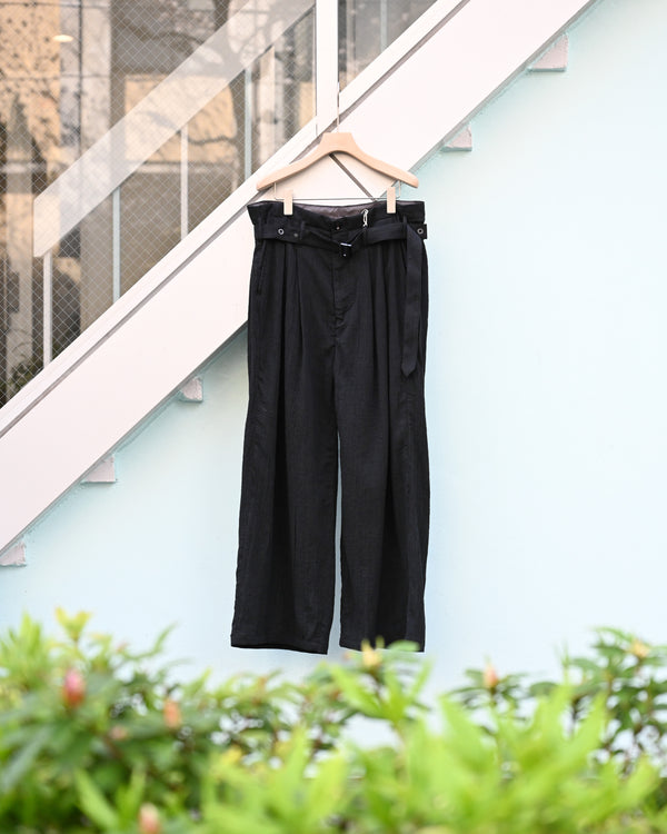 BELTED CREPE TUCK SLACKS, black