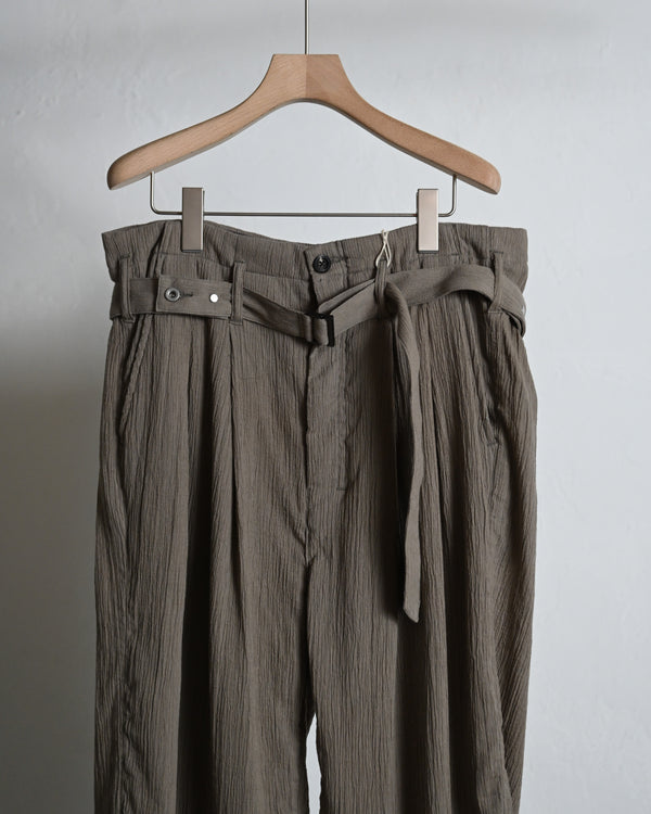 BELTED CREPE TUCK SLACKS, greige
