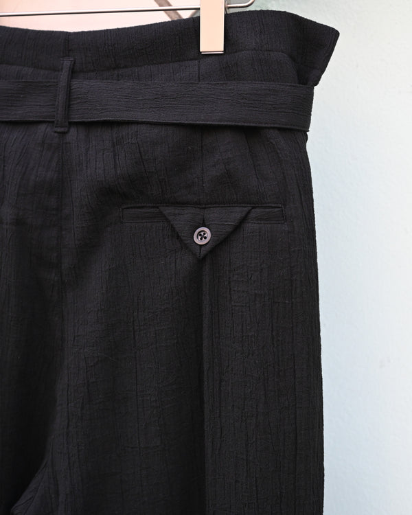 BELTED CREPE TUCK SLACKS, black
