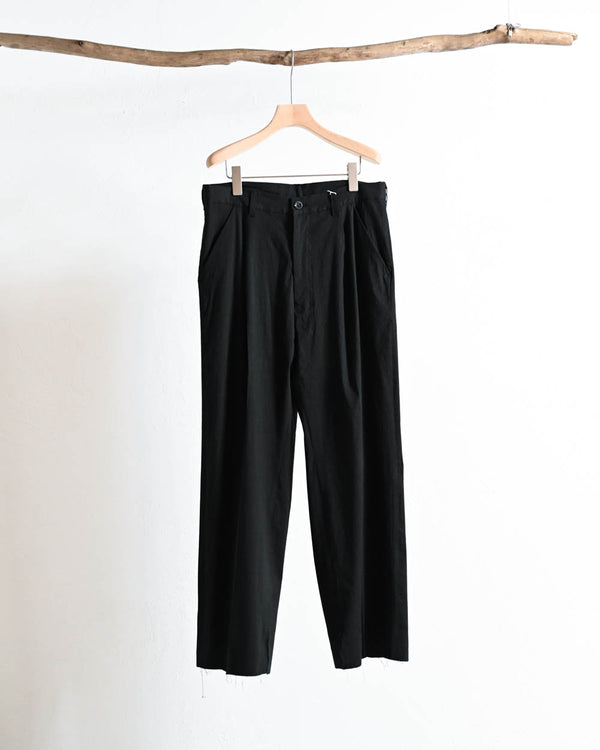 CUT OFF SLIT TUCK SLACKS, BLACK-ANCELLM-COELACANTH