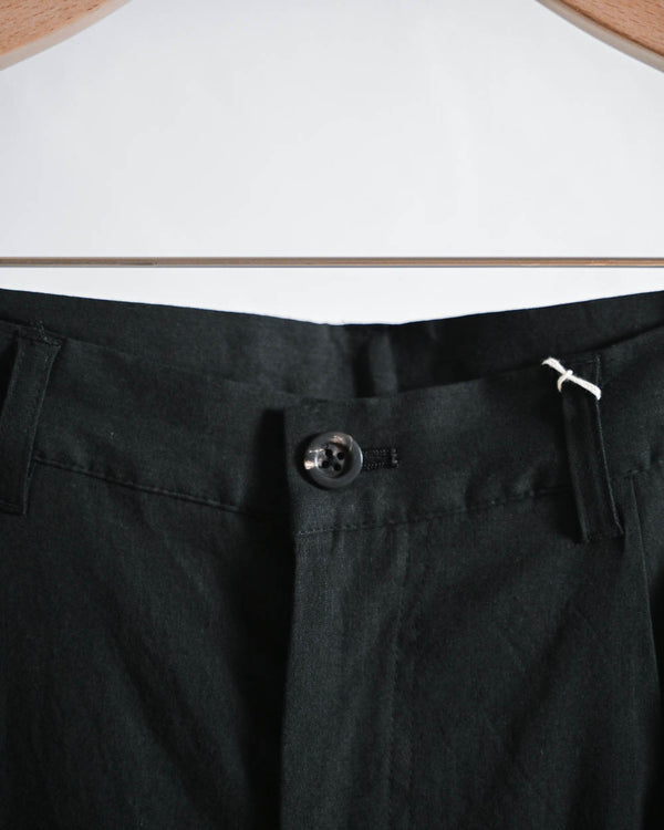 CUT OFF SLIT TUCK SLACKS, BLACK-ANCELLM-COELACANTH