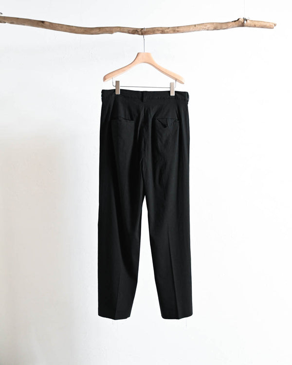 CUT OFF SLIT TUCK SLACKS, BLACK-ANCELLM-COELACANTH