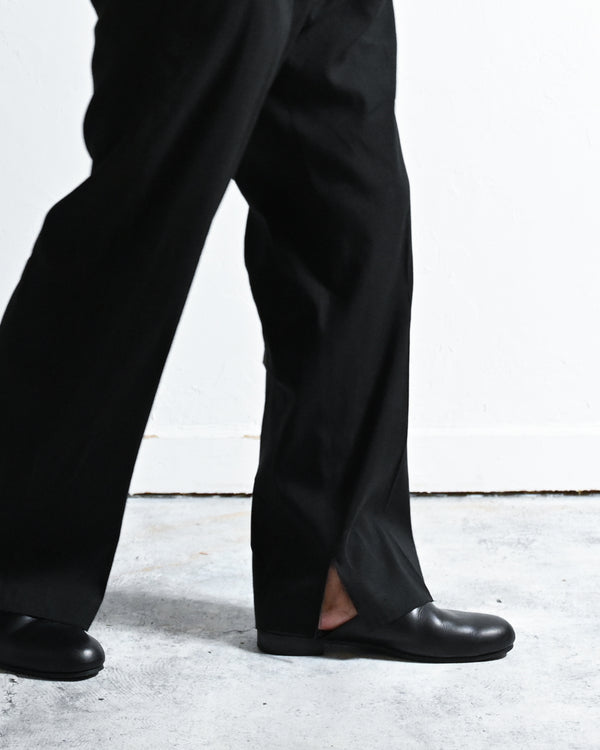 CUT OFF SLIT TUCK SLACKS, BLACK-ANCELLM-COELACANTH