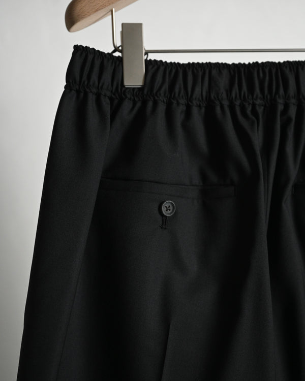 WOOL EXTRA WIDE SHORTS, black