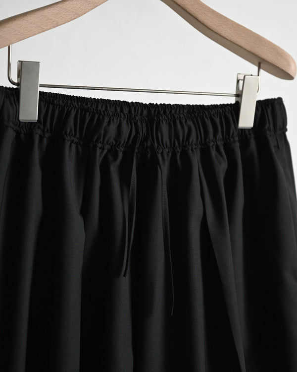 WOOL EXTRA WIDE SHORTS, black
