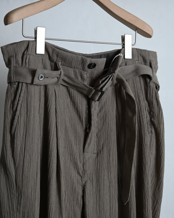 BELTED CREPE TUCK SLACKS, greige